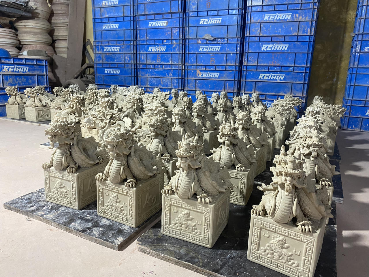 Ấn Rồng họa vàng làng Bát Tràng phục vụ Tết Giáp Thìn 2024