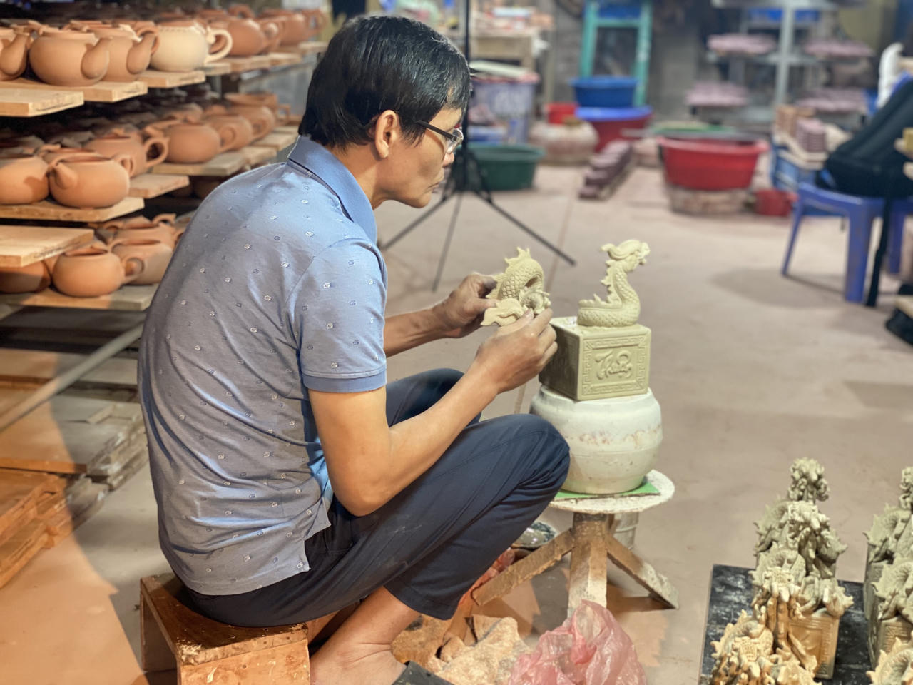 Ấn Rồng họa vàng làng Bát Tràng phục vụ Tết Giáp Thìn 2024