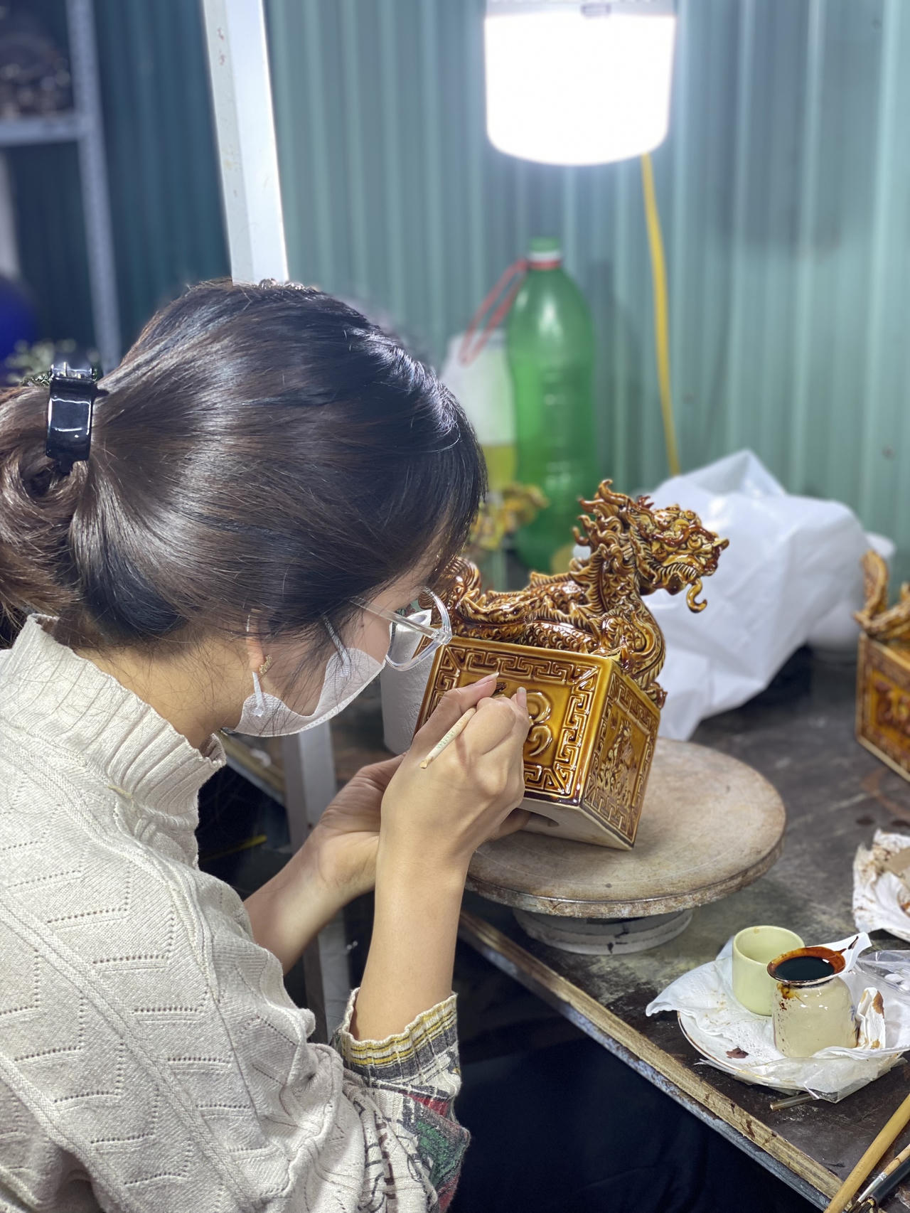 Ấn Rồng họa vàng làng Bát Tràng phục vụ Tết Giáp Thìn 2024