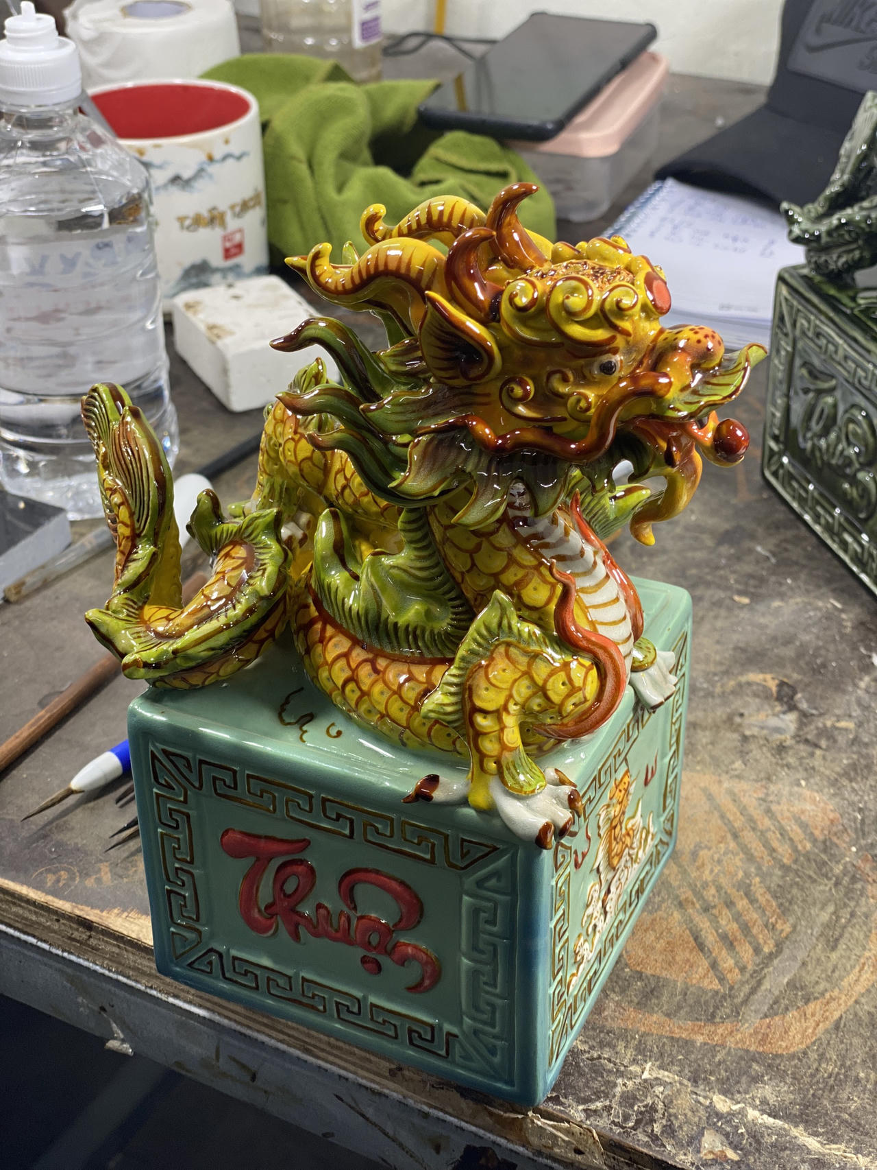 Ấn Rồng họa vàng làng Bát Tràng phục vụ Tết Giáp Thìn 2024