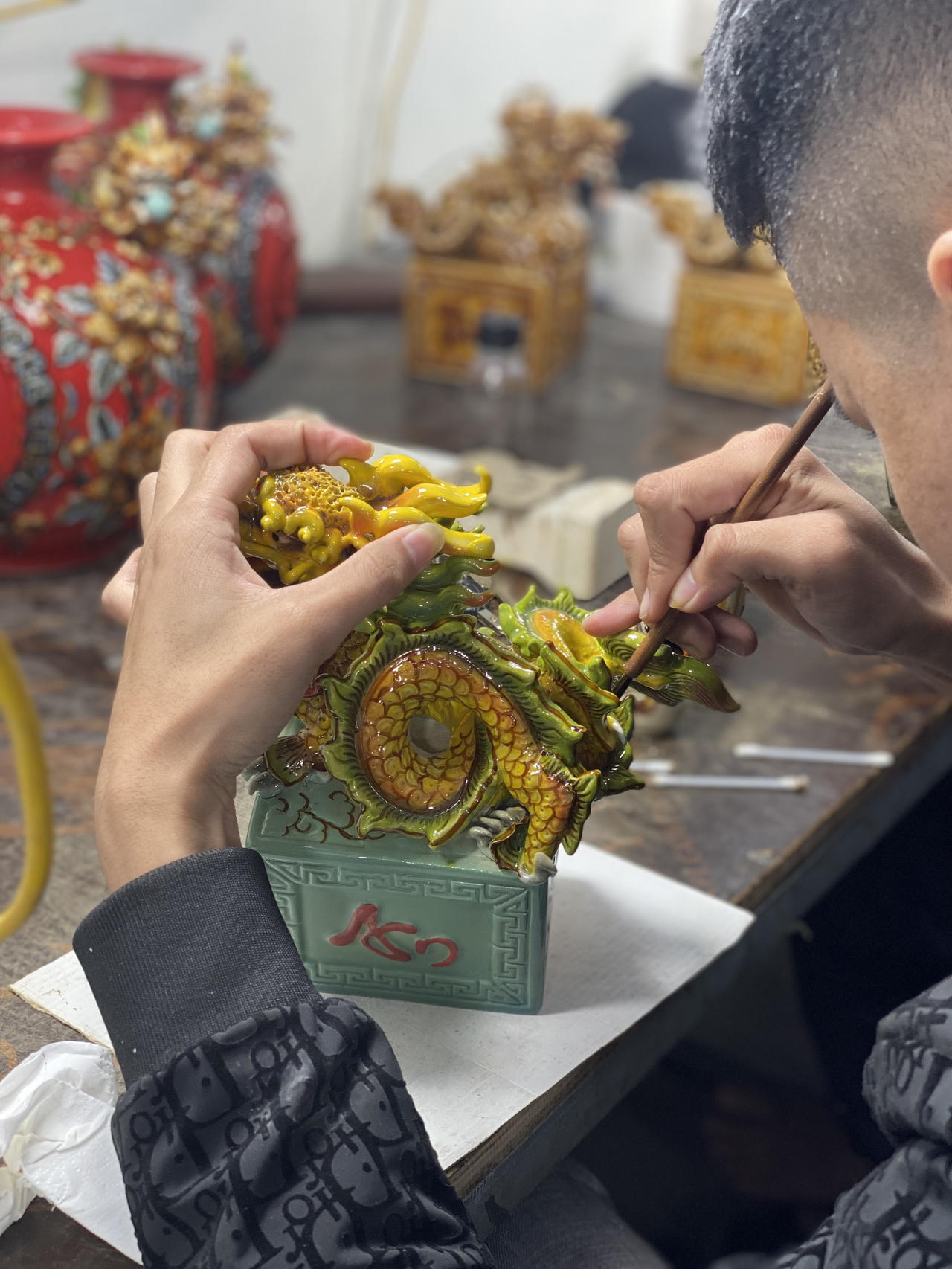 Ấn Rồng họa vàng làng Bát Tràng phục vụ Tết Giáp Thìn 2024