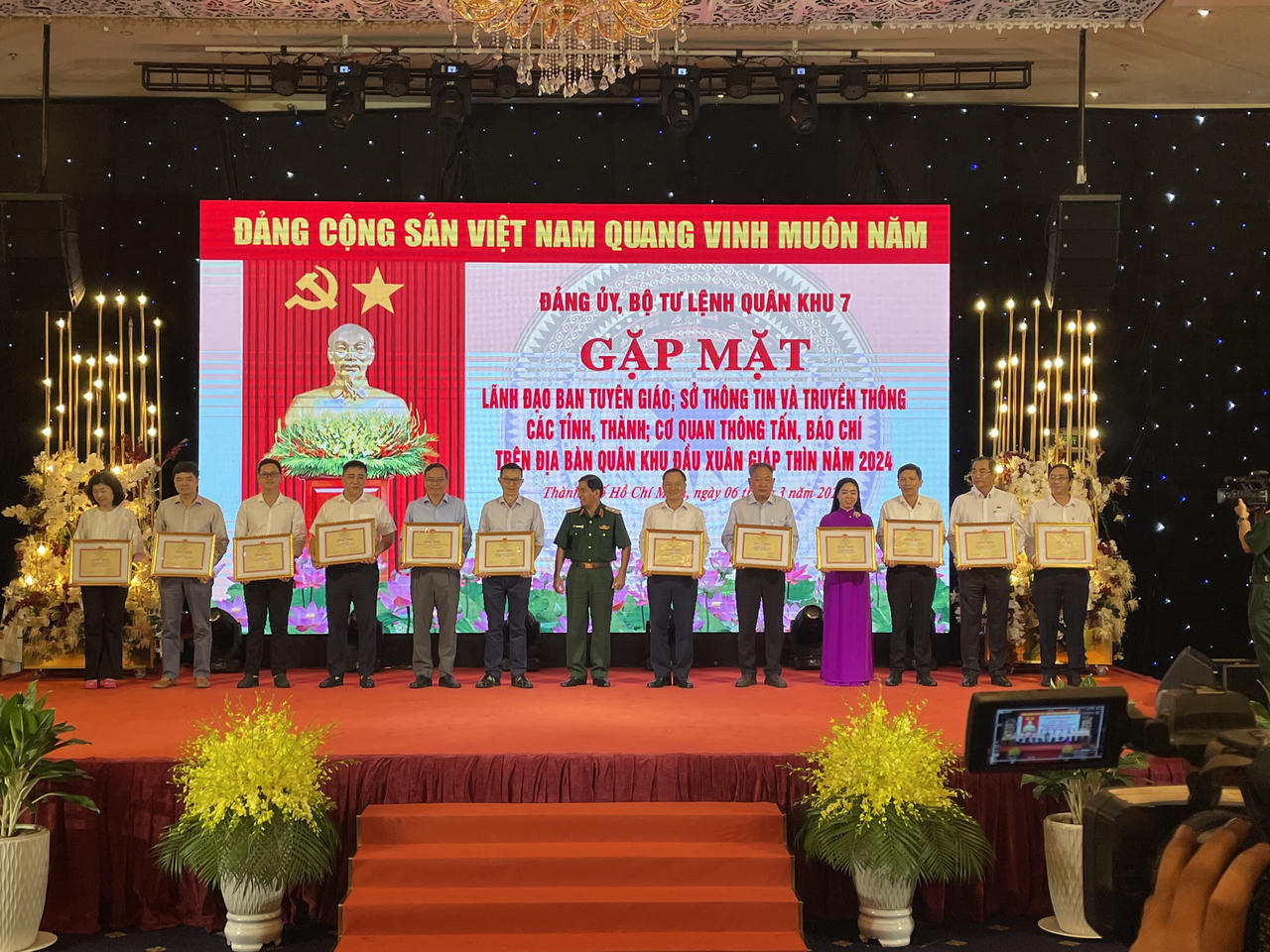 Báo Pháp luật Việt Nam nhận bằng khen của Bộ tư lệnh Quân khu 7 