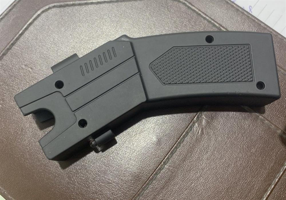 Hai cảnh sát đứng chờ đèn đỏ phản ứng nhanh bắt đối tượng cướp tiệm vàng 