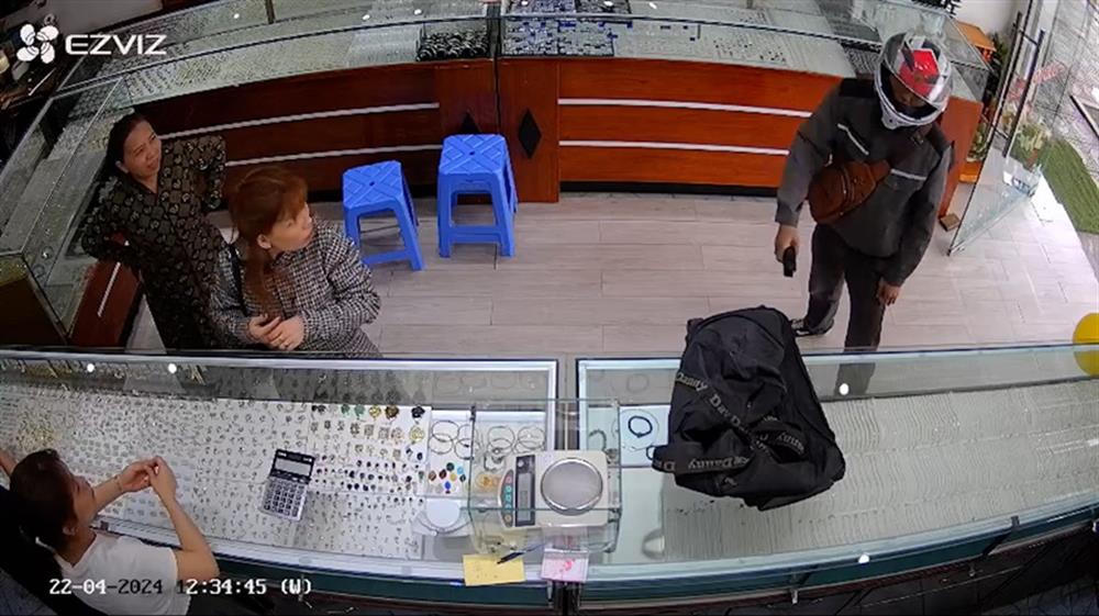 Hai cảnh sát đứng chờ đèn đỏ phản ứng nhanh bắt đối tượng cướp tiệm vàng 