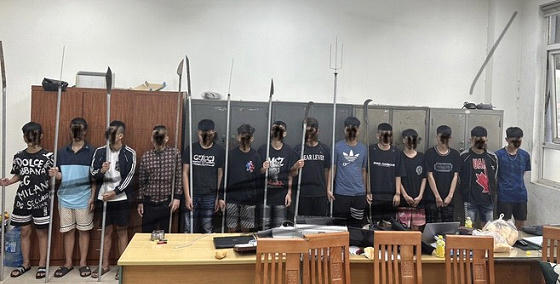 Bắt khẩn cấp nhóm "Những cơn mưa thuỷ tinh" mang hung khí đi giải quyết đối thủ