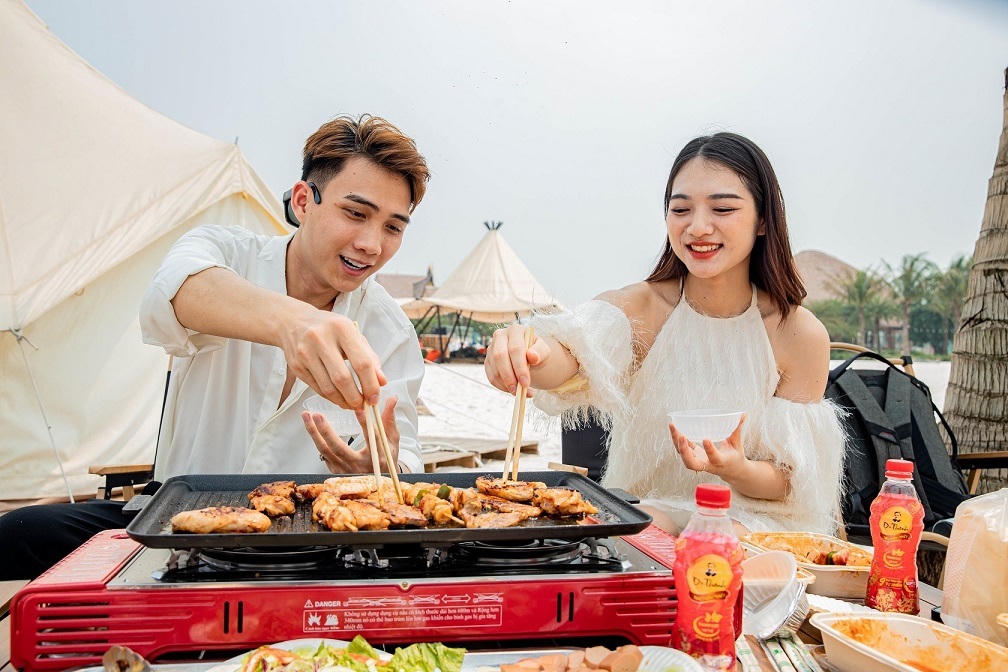 Người trẻ tiết lộ món đồ uống giúp luôn tươi mát khi “cháy phố” trước kỳ nghỉ lễ