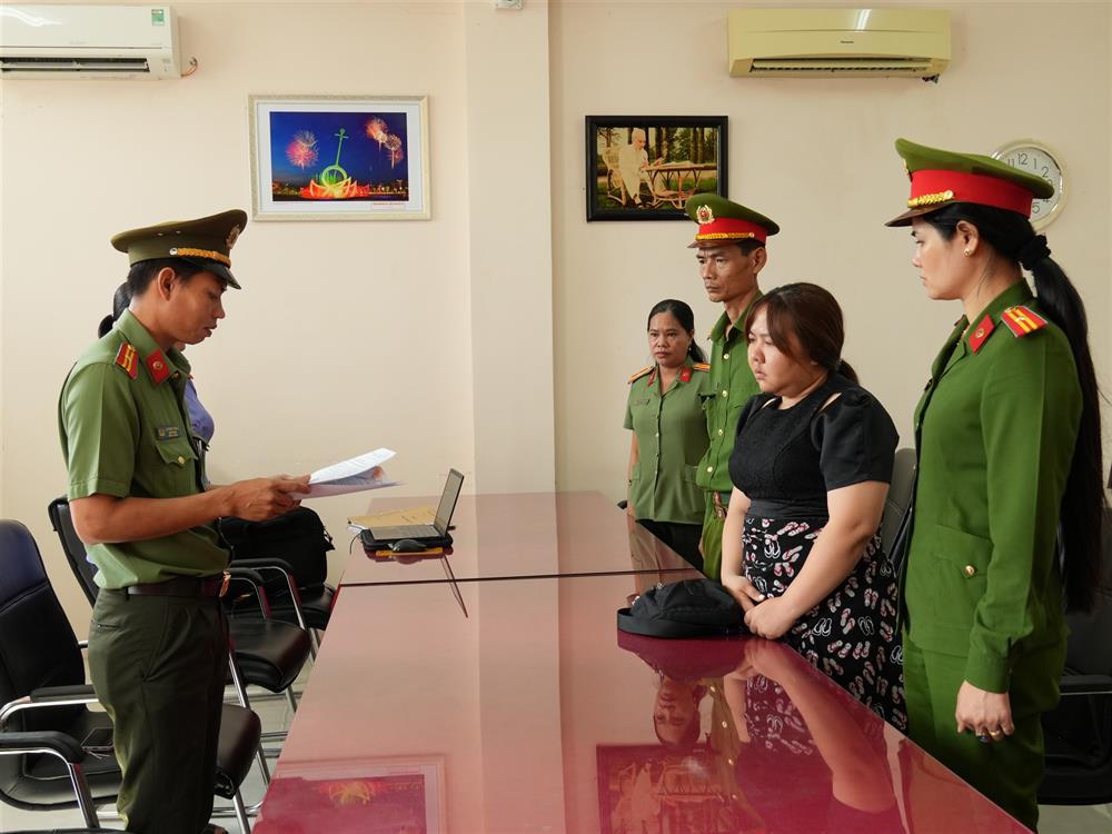 Khởi tố cặp vợ chồng tổ chức cho người khác trốn đi nước ngoài