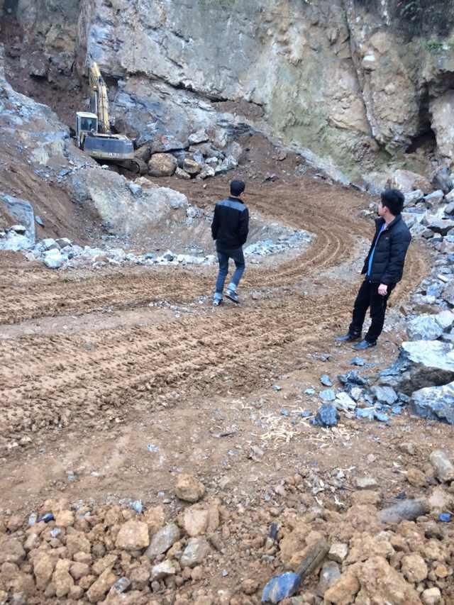 Quặng tặc “xẻ thịt” các quả đồi ở Kiến Thiết (Tuyên Quang)