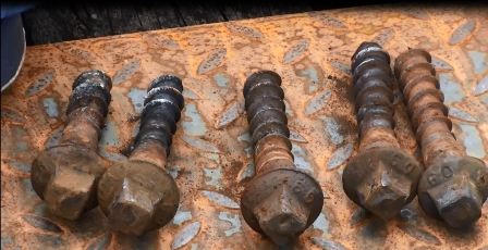 Cầu Long Biên: Thay mới hơn một trăm thanh gỗ tà vẹt bị mục nát