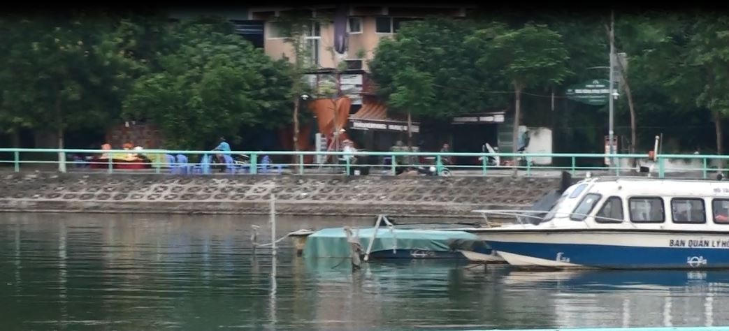 Chuyện lạ hồ Tây: Người dân phải "trả tiền mua gió"