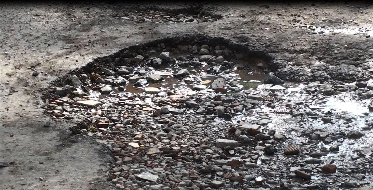 Kinh doanh cùng “tử thần” trong những ngôi nhà sắp sập