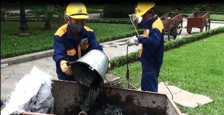 Hà Nội nạo vét cống ngầm trước mùa mưa lũ