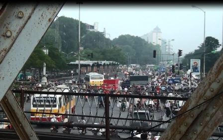 Lạnh sống lưng nhìn cảnh “đánh vô lăng lách cửu vạn” ở chợ đầu mối Long Biên