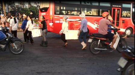 Lạnh sống lưng nhìn cảnh “đánh vô lăng lách cửu vạn” ở chợ đầu mối Long Biên