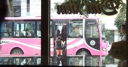 Hà Nội: Xe khách ngang nhiên quay đầu đón trả khách dọc đường Kim Đồng