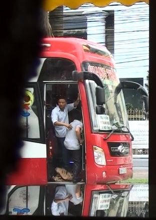 Hà Nội: Xe khách ngang nhiên quay đầu đón trả khách dọc đường Kim Đồng