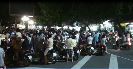 Hàng trăm người dân Hà Nội bị chú Tễu “xỏ mũi” ở Bờ Hồ