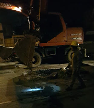 Hà Nội: Tiến hành “cấp cứu” mặt đường cầu cạn vành đai 3 