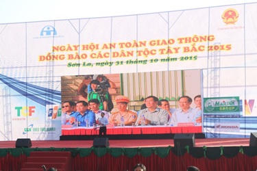 Mũ bảo hiểm dành riêng cho phụ nữ Thái tại ngày Hội ATGT Tây Bắc