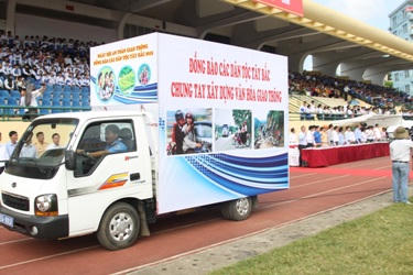 Mũ bảo hiểm dành riêng cho phụ nữ Thái tại ngày Hội ATGT Tây Bắc