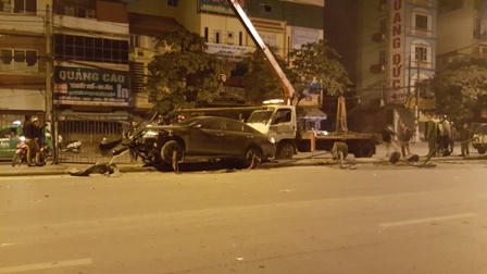 Hà Nội: Xe Camry "cày" nát giải phân cách, túi khí không chịu bung