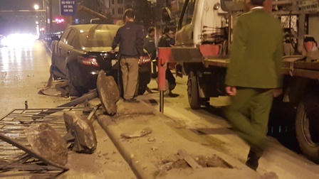 Hà Nội: Xe Camry "cày" nát giải phân cách, túi khí không chịu bung