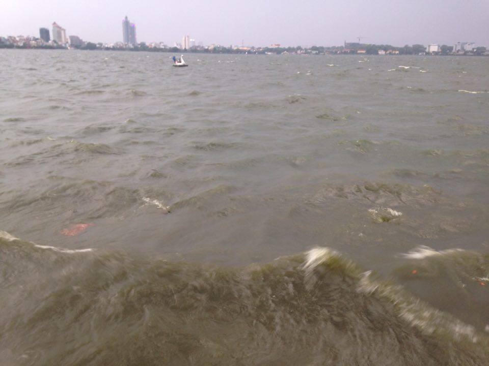 Hoảng loạn về từ 'cõi chết' sau hơn một giờ 'bập bênh' giữa Hồ Tây