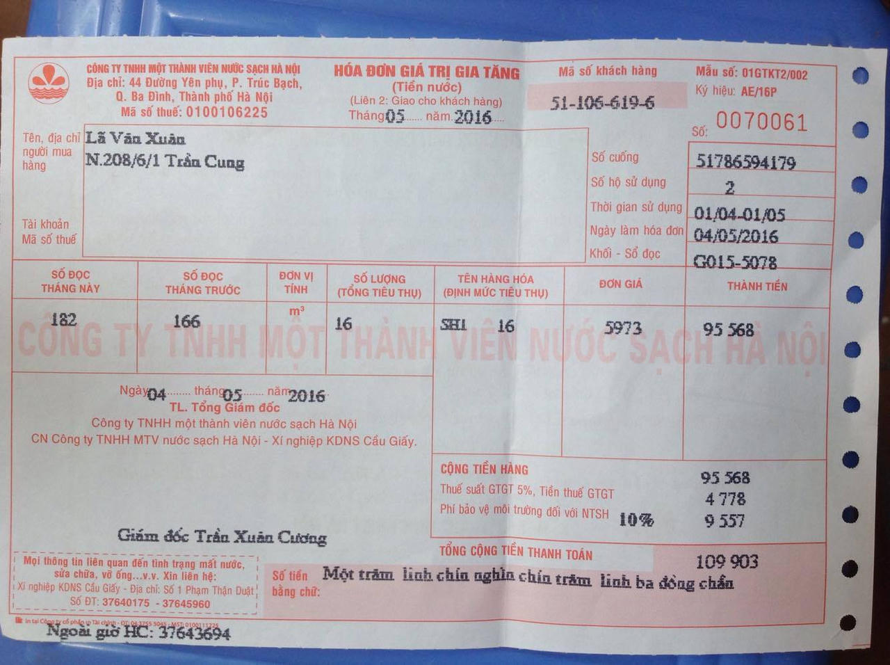 Giữa Thủ đô: Đi vệ sinh không dám dội nước, đến cơ quan 'tắm nhờ'