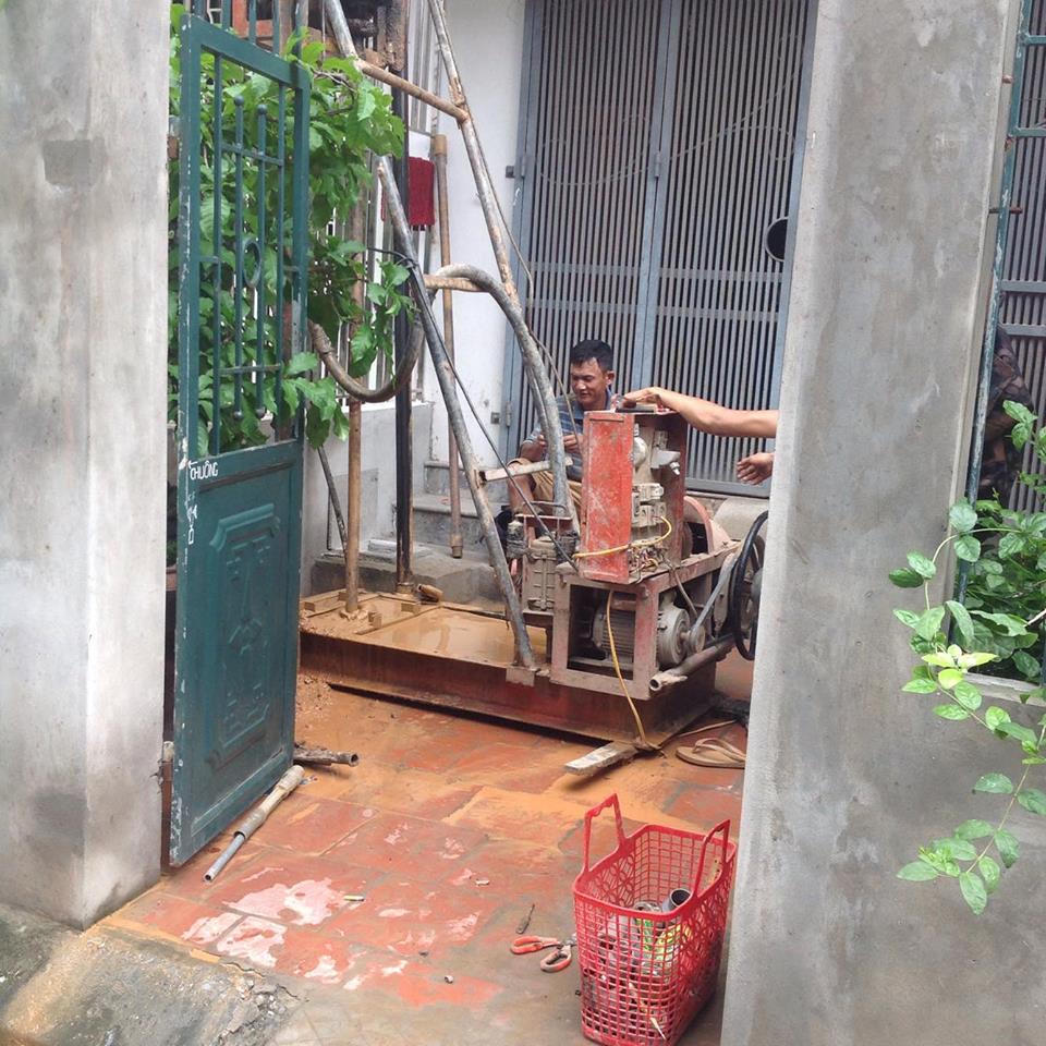 Giữa Thủ đô: Đi vệ sinh không dám dội nước, đến cơ quan 'tắm nhờ'