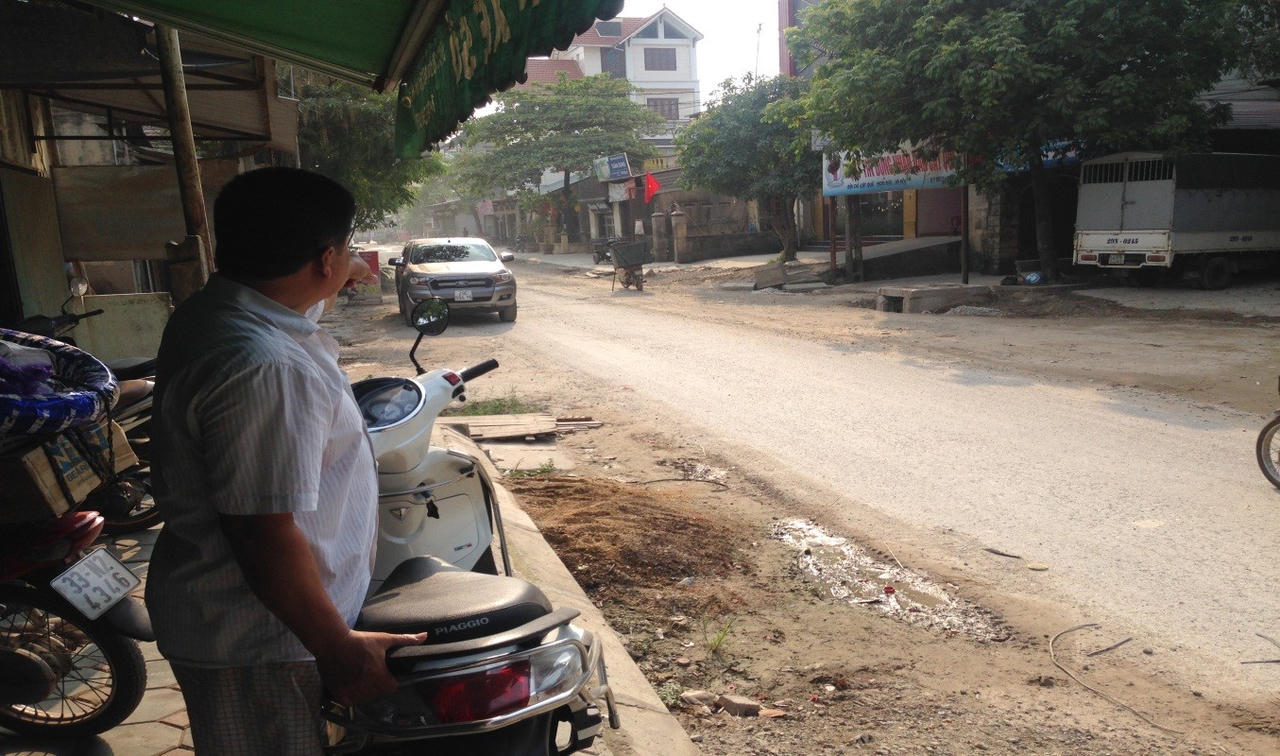 Ngột ngạt sống chung với lốc bụi dốc đê Cát Quế (Hà Nội)