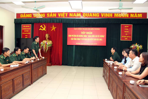 MIC trao 60 triệu đồng trong chương trình “Nâng bước em đến trường”