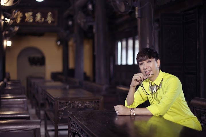 Long Nhật “mở tủ khoe áo đẹp” trong đêm nhạc trở lại Hà Nội