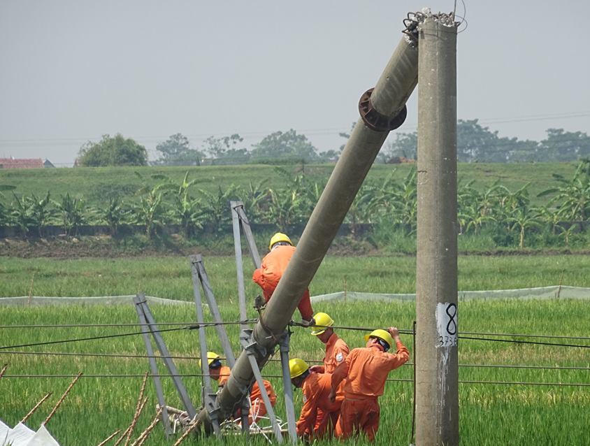 Sửa đường điện sau bão một người đàn ông tử vong