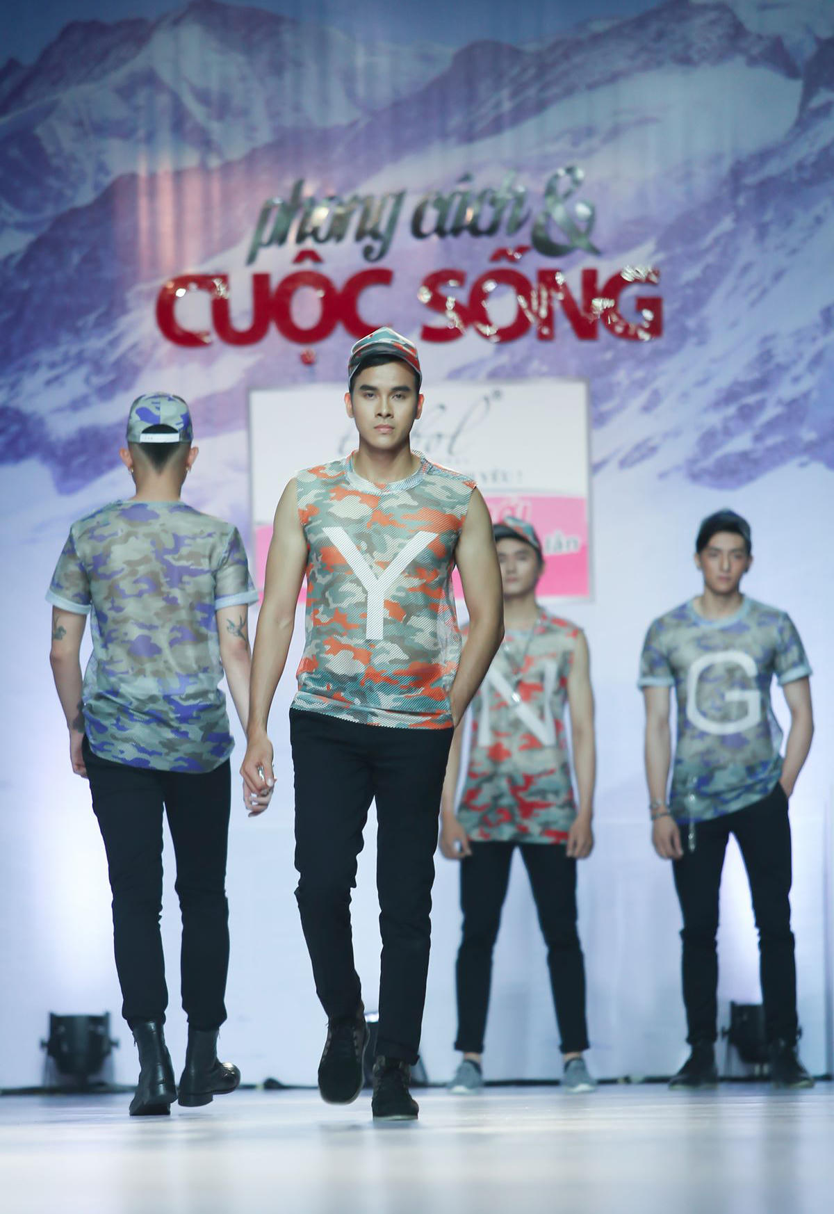 Nhà thiết kế Nguyễn Trung Mỹ ‘gây sốt’ với bộ sưu tập MYNG