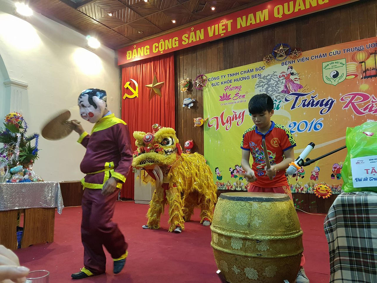 Hương Sen tổ chức “Ngày hội trăng rằm” cho các trẻ em đặc biệt