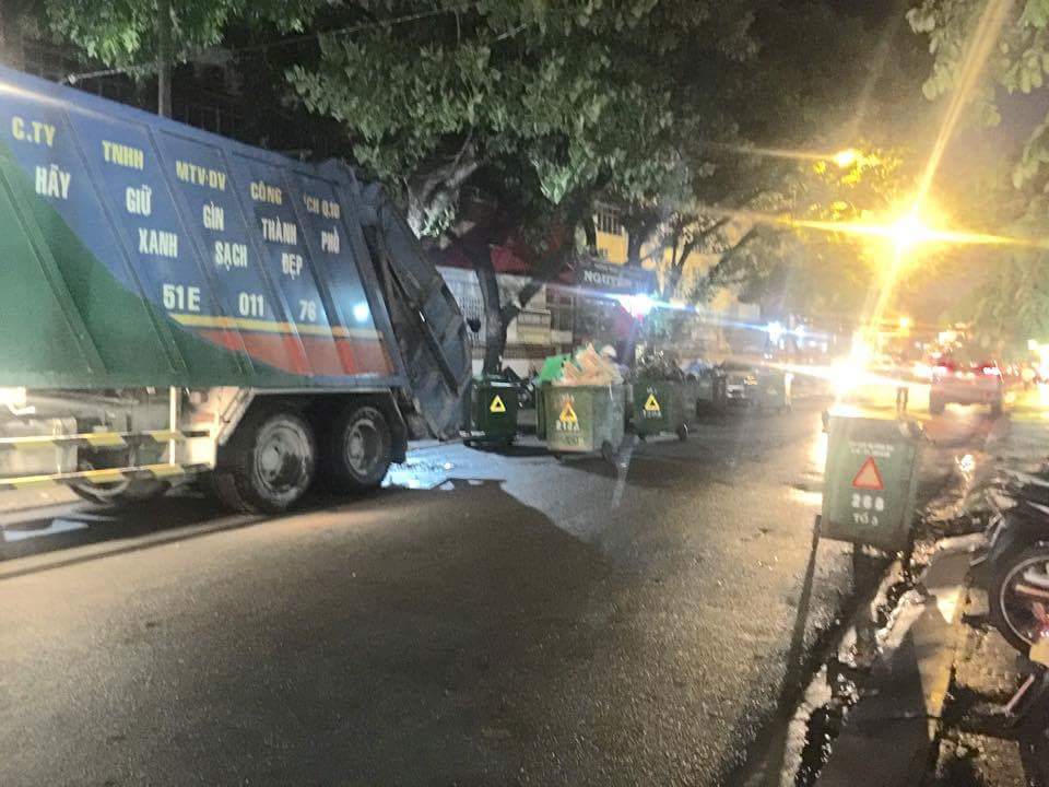 TPHCM: Bất cập tình trạng “cổng trường là địa điểm tập kết rác”