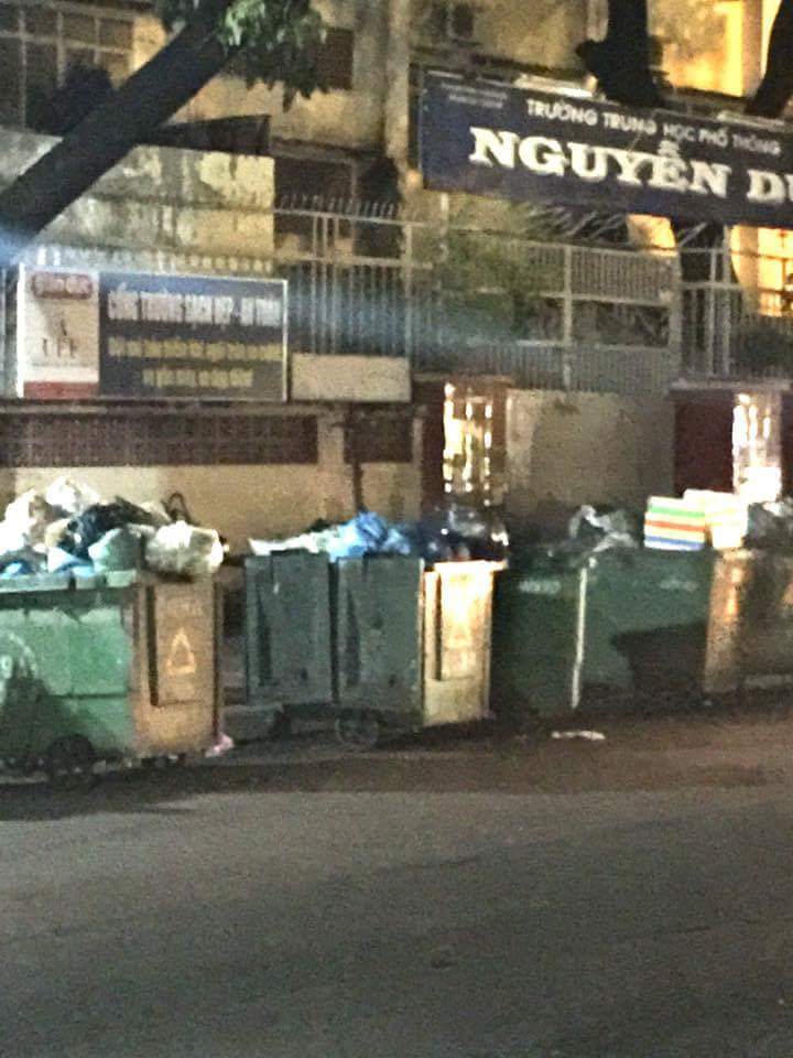 TPHCM: Bất cập tình trạng “cổng trường là địa điểm tập kết rác”