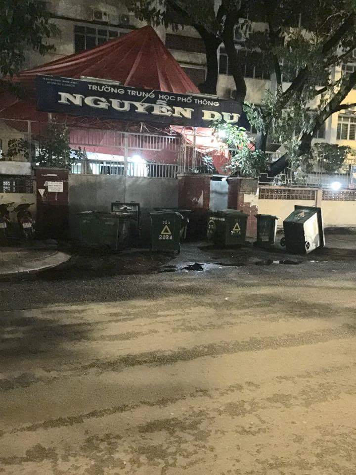 TPHCM: Bất cập tình trạng “cổng trường là địa điểm tập kết rác”