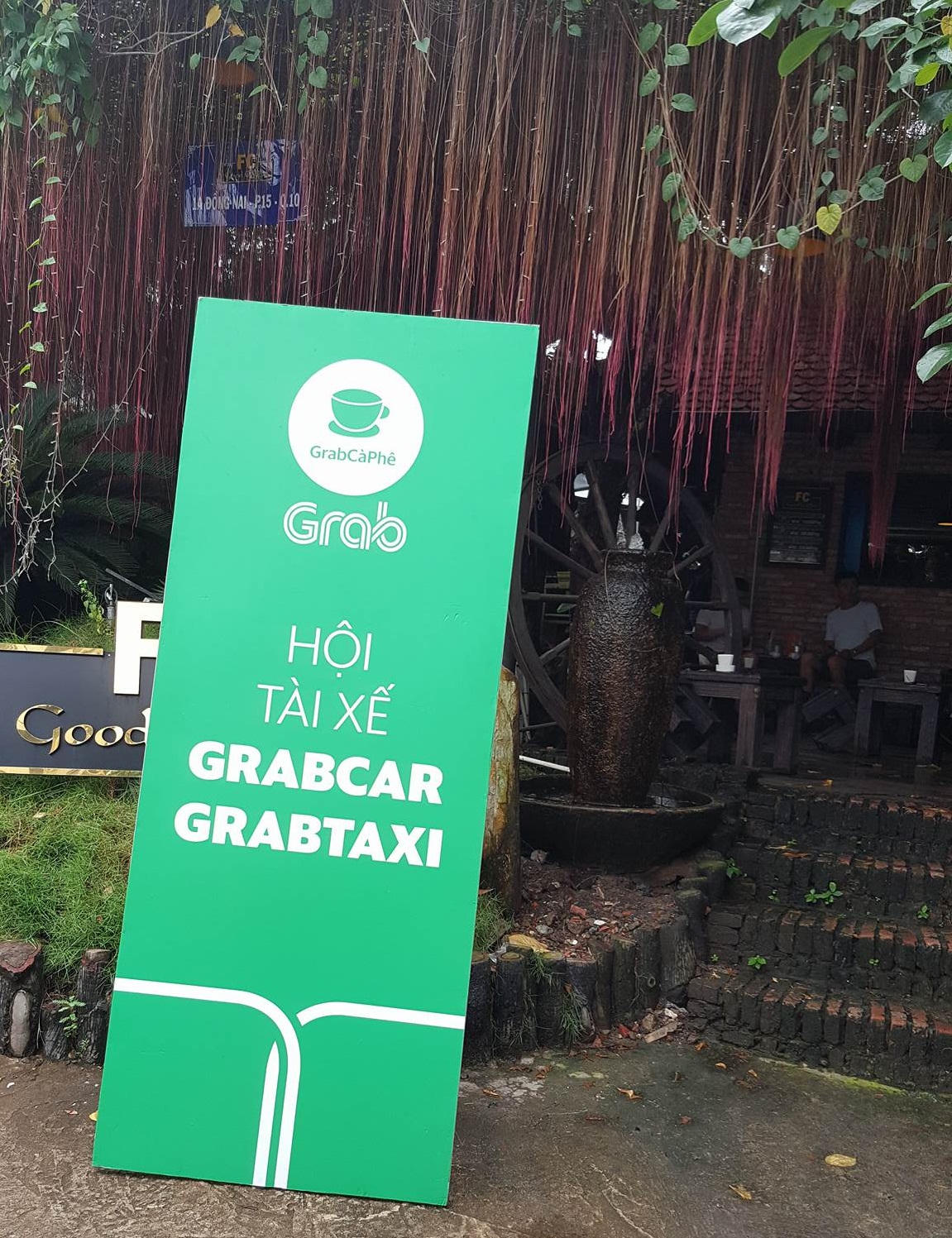 TP HCM : Ai đứng sau “bảo kê” cho xe ô tô dừng đỗ sai quy định ?