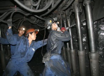 Vinacomin: Cắt giảm lương công nhân nhưng lại chi hàng chục tỷ đồng để mua quà lưu niệm ?