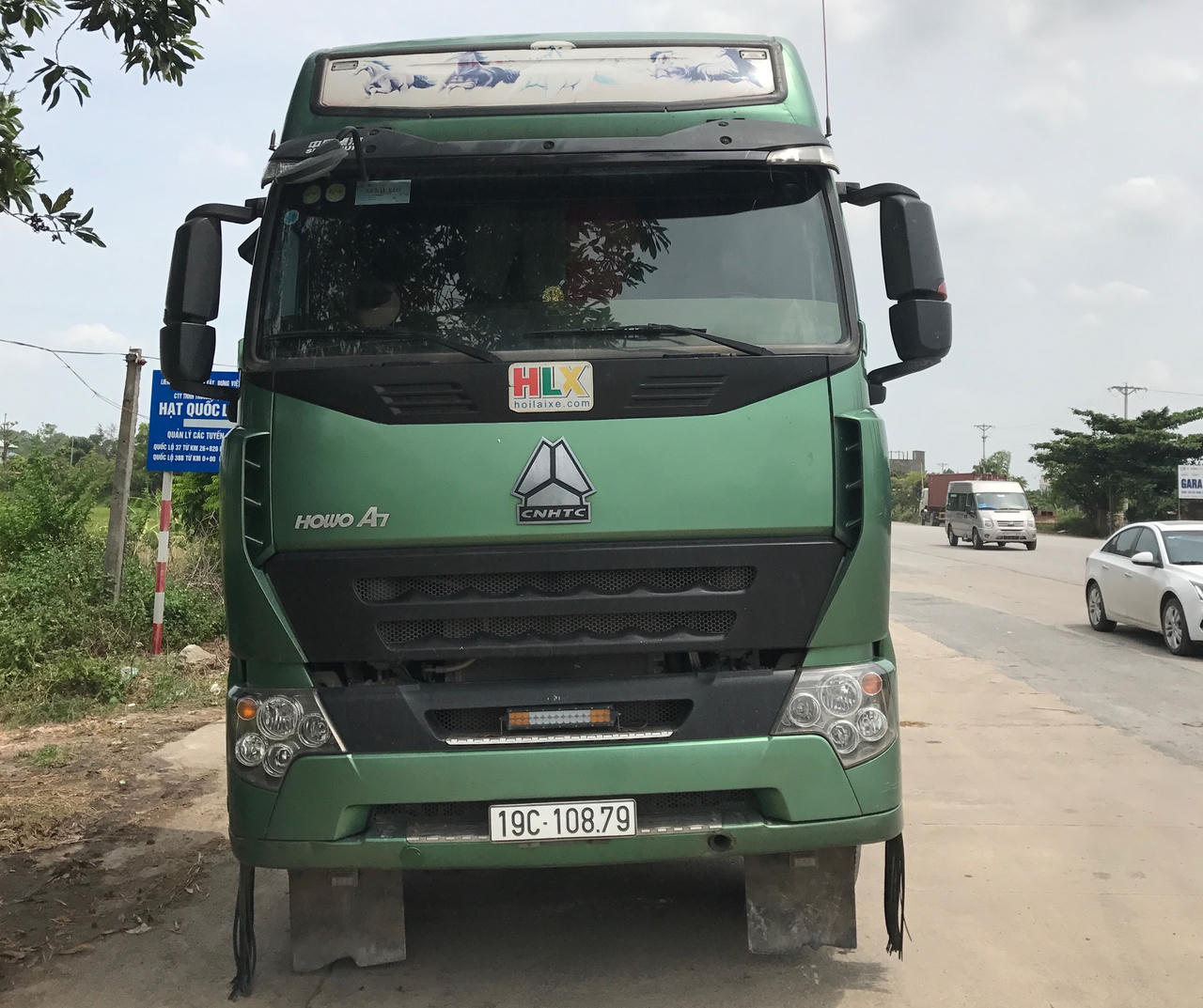 Chở hàng quá tải, lái xe liên tục chống đối lực lượng chức năng