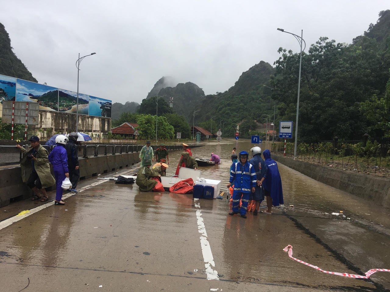 Ngập nặng tại Quảng Ninh, hơn 100 hộ dân phải di dời, Quốc lộ 18 bị chia cắt