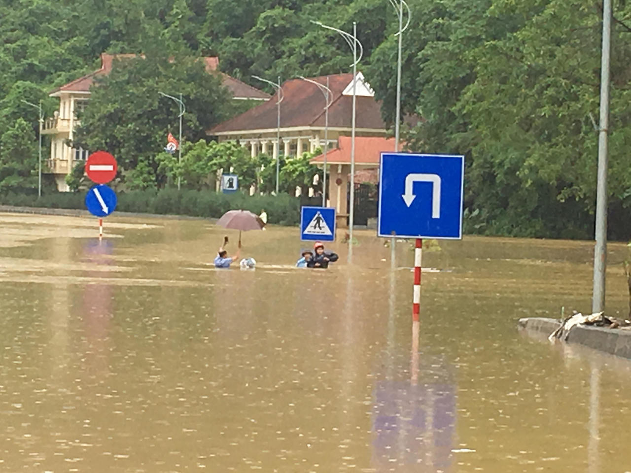 Ngập nặng tại Quảng Ninh, hơn 100 hộ dân phải di dời, Quốc lộ 18 bị chia cắt