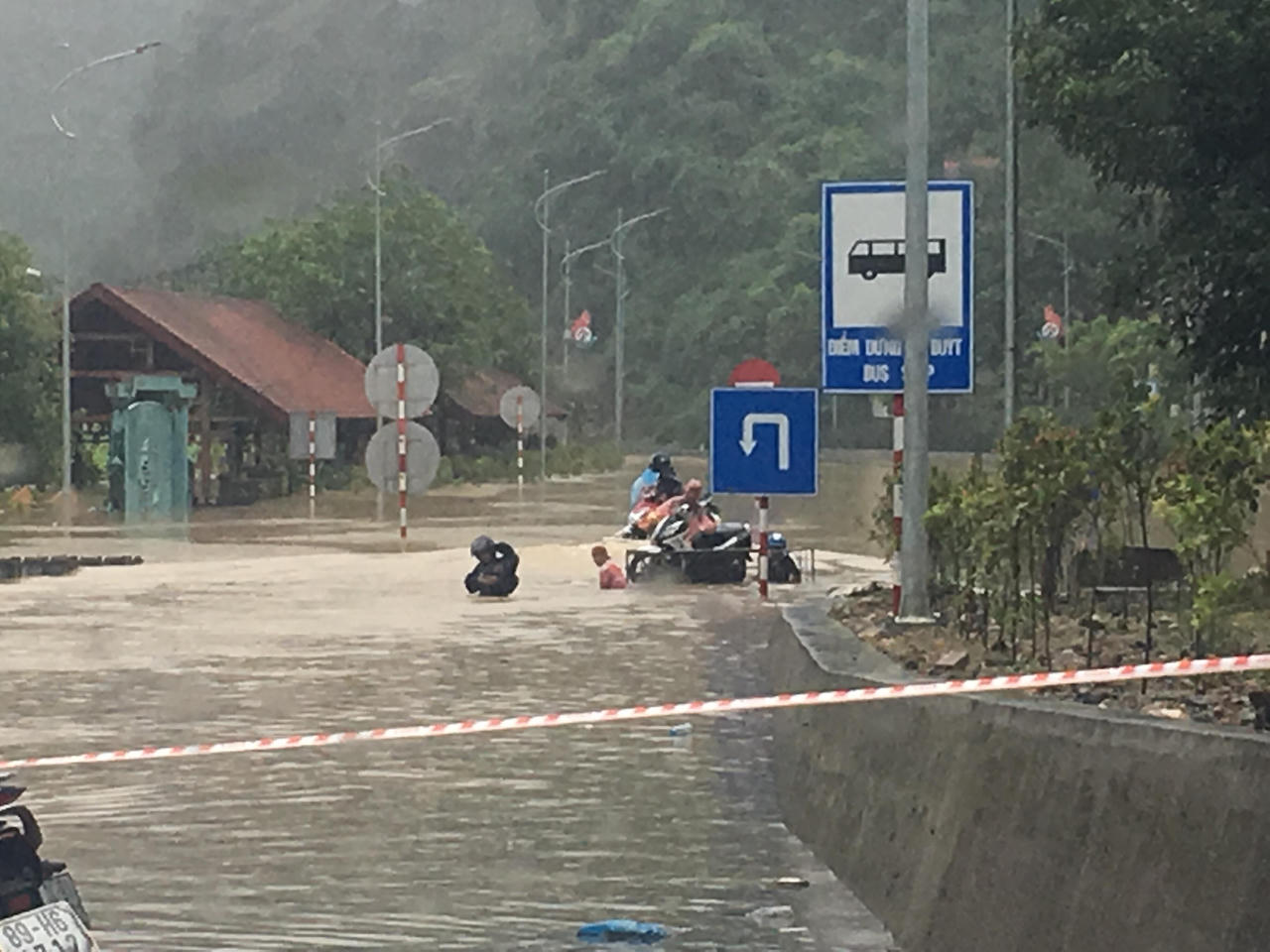 Ngập nặng tại Quảng Ninh, hơn 100 hộ dân phải di dời, Quốc lộ 18 bị chia cắt