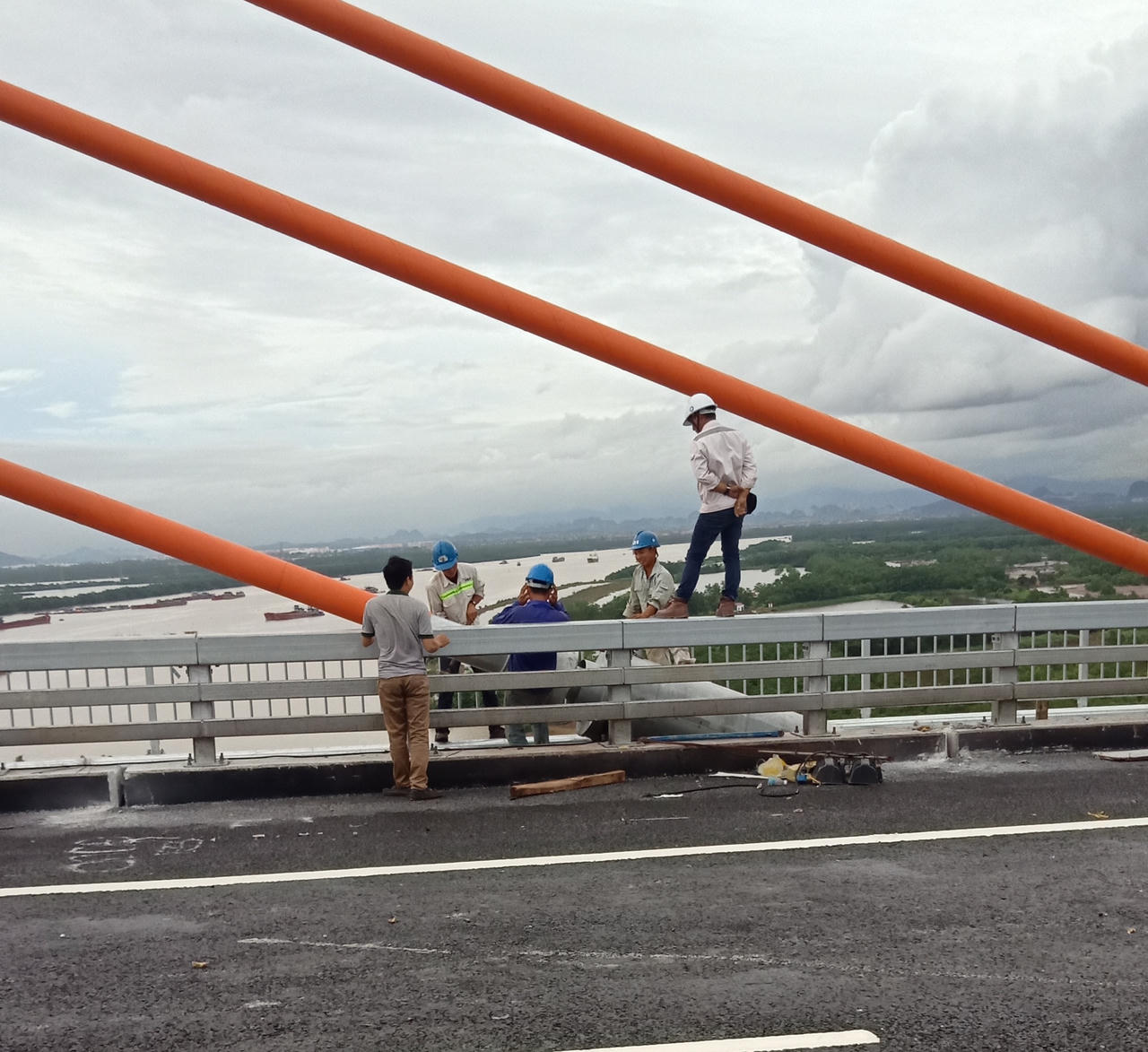 Những lỗ lực cuối cùng trước giờ thông xe cầu Bạch Đằng