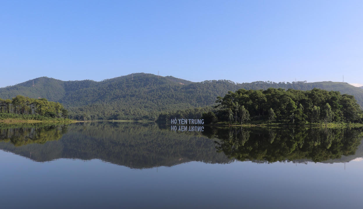 Trao “khóa tình yêu” cho 5 đôi uyên ương tại điểm du lịch sinh thái hồ Yên Trung