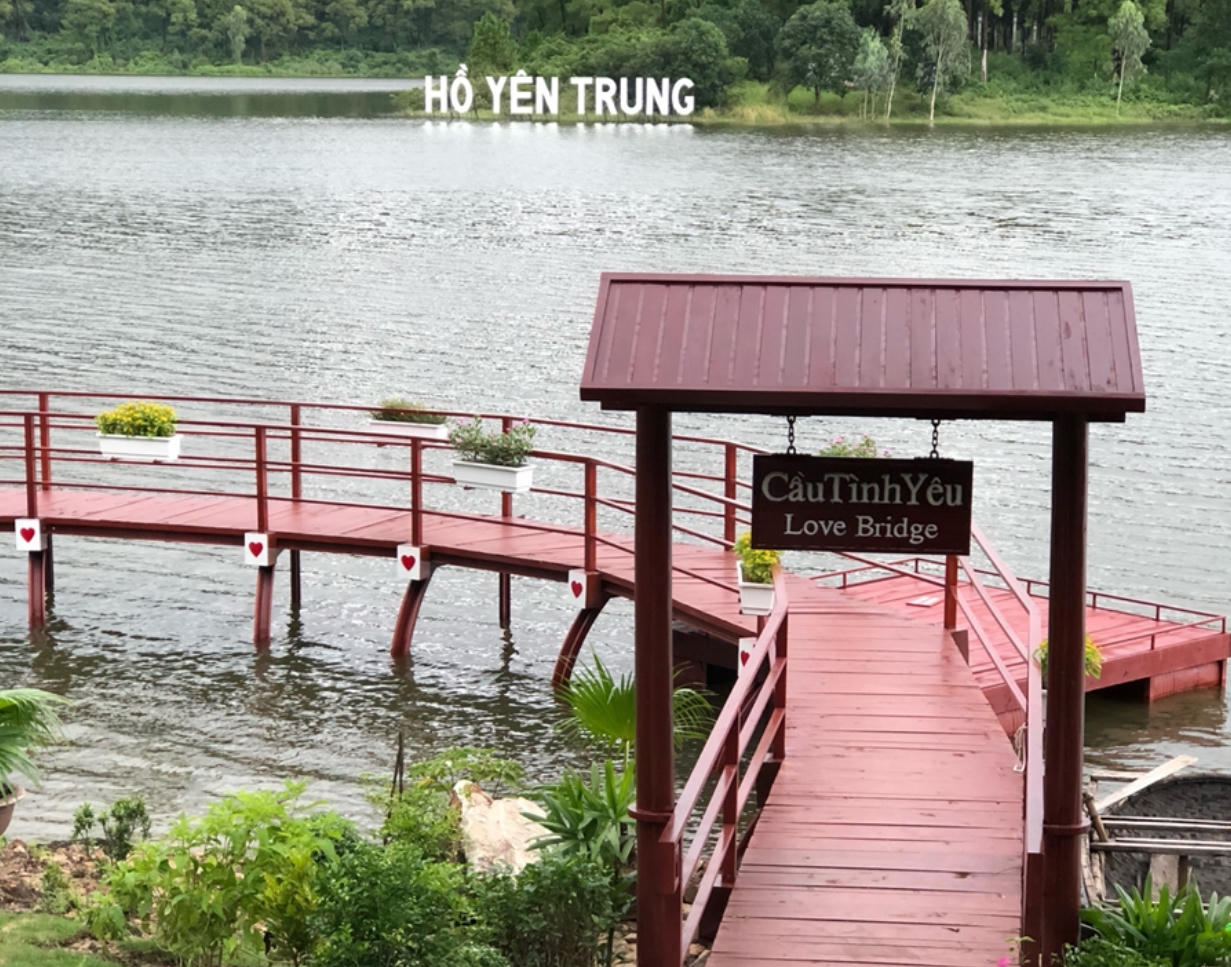 Trao “khóa tình yêu” cho 5 đôi uyên ương tại điểm du lịch sinh thái hồ Yên Trung