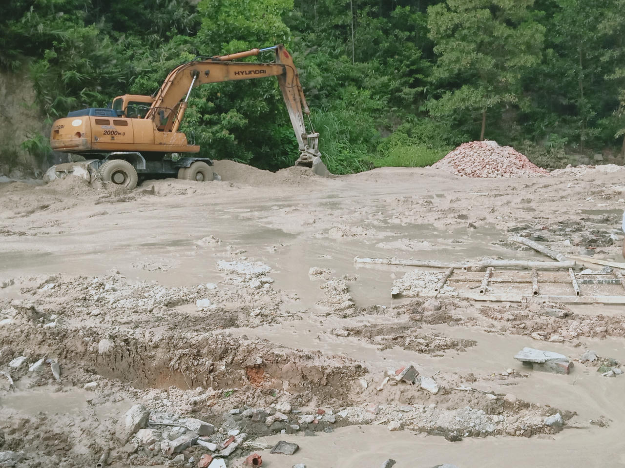 Khai thác trái phép hàng trăm khối cát mỗi ngày, Chủ tịch phường Cửa Ông nói “sẽ cho kiểm tra ngay”