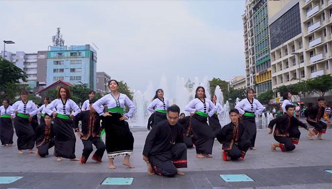 Cặp đôi dân tộc Thái “náo loạn” phố đi bộ với màn tỏ tình độc đáo