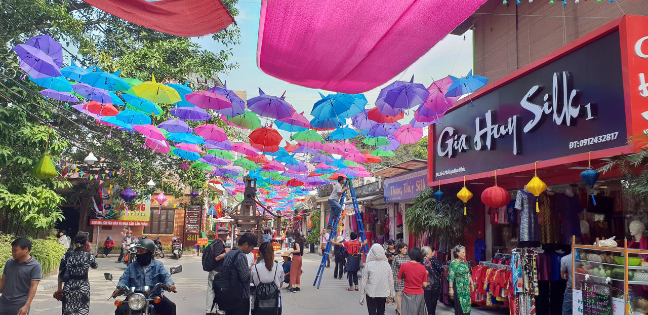 Mãn nhãn với làng lụa Vạn Phúc trong tuần lễ 'Sắc lụa ngàn năm'